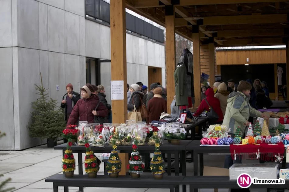 Na targowisku wreszcie było gwarno i tłoczno. Rozpoczął się kiermasz (wideo) - zdjęcie 3