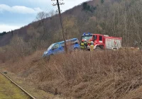 Samochód zjechał ze skarpy na torowisko - zdjęcie główne