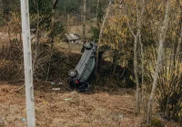 Samochód wypadł z jezdni i dachował w przydrożnym rowie - zdjęcie główne