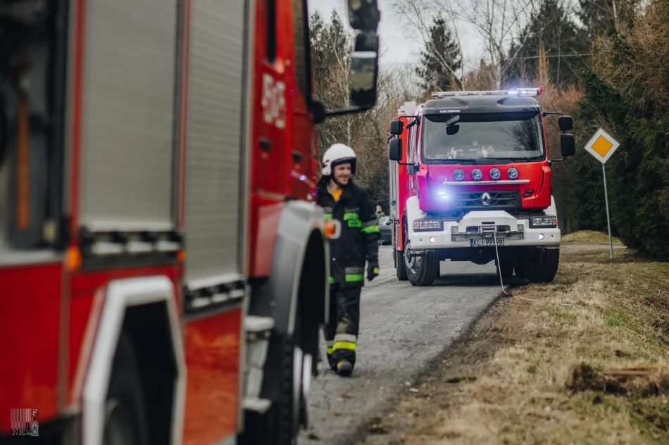 Samochód wypadł z jezdni i dachował w przydrożnym rowie - zdjęcie 2