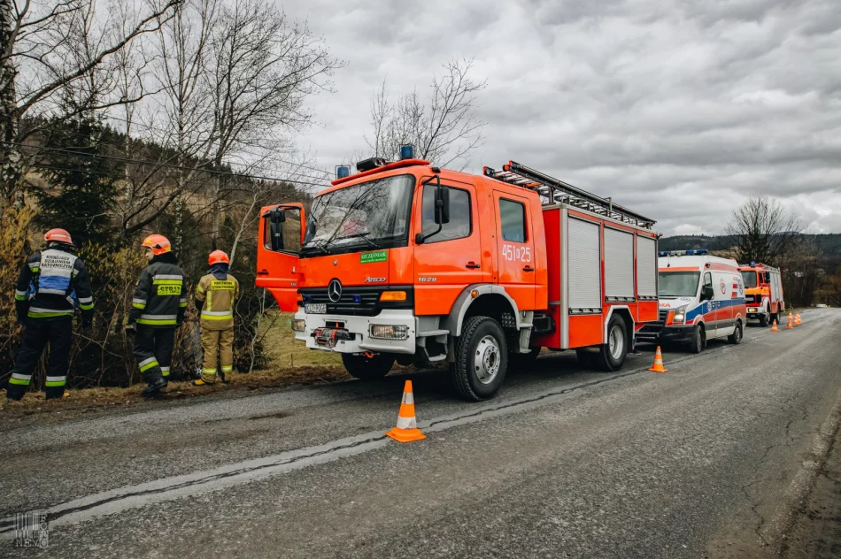 Samochód wypadł z jezdni i dachował w przydrożnym rowie - zdjęcie 3