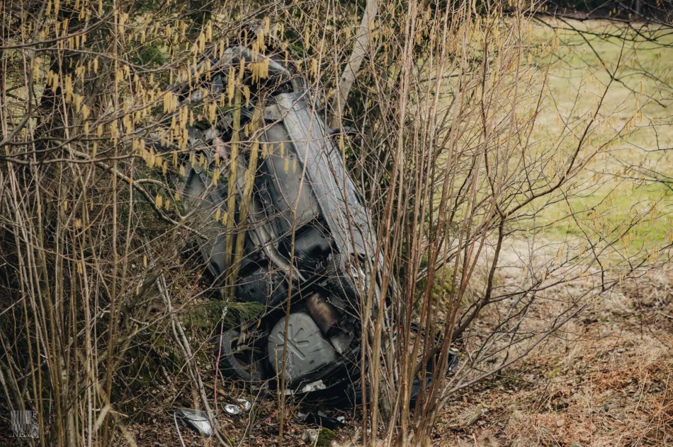 Samochód wypadł z jezdni i dachował w przydrożnym rowie - zdjęcie 4