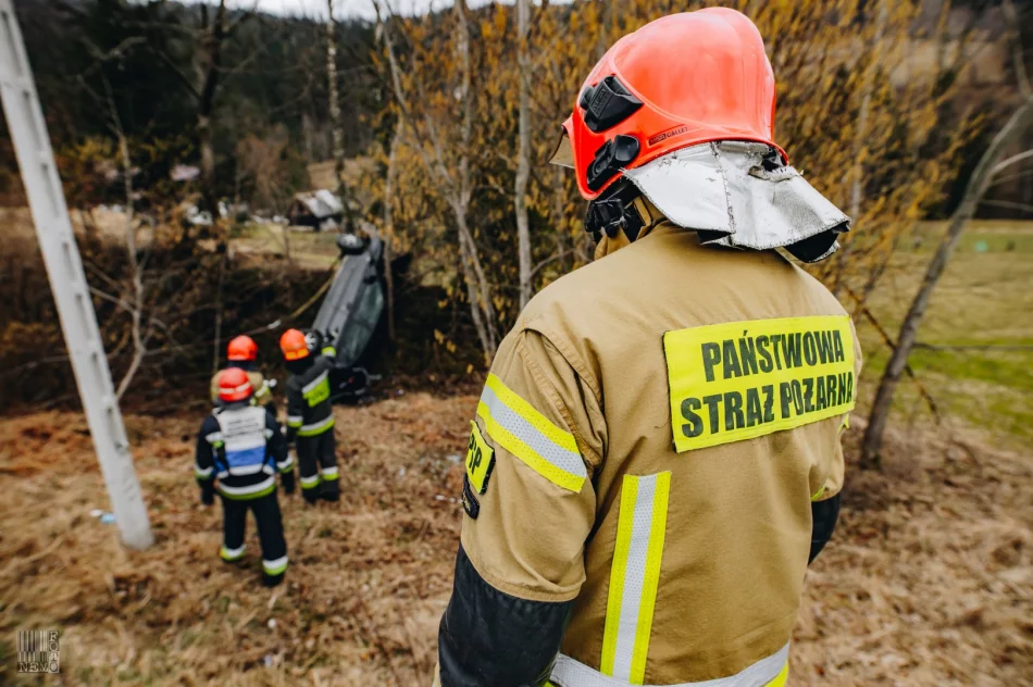 Samochód wypadł z jezdni i dachował w przydrożnym rowie - zdjęcie 5