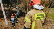 Samochód wypadł z jezdni i dachował w przydrożnym rowie - zdjęcie 5