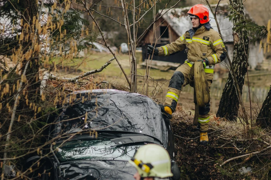 Samochód wypadł z jezdni i dachował w przydrożnym rowie - zdjęcie 6