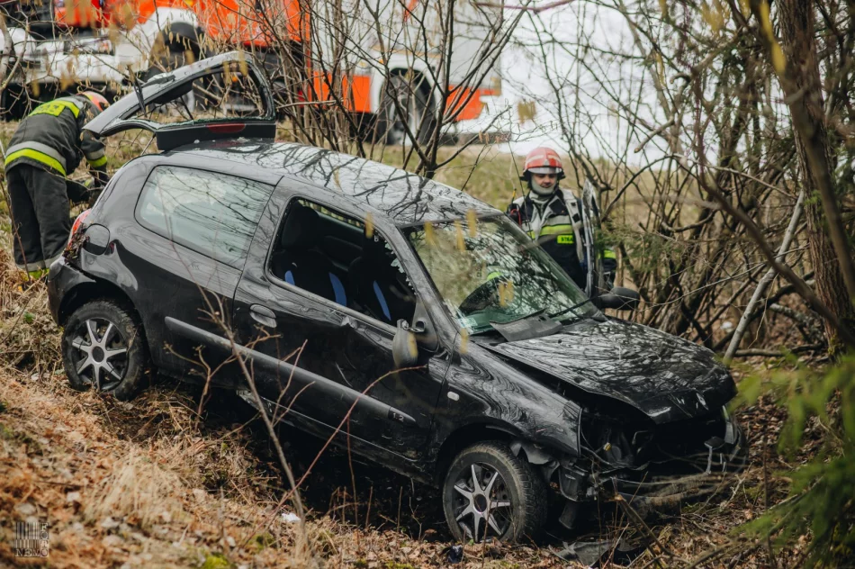 Samochód wypadł z jezdni i dachował w przydrożnym rowie - zdjęcie 7