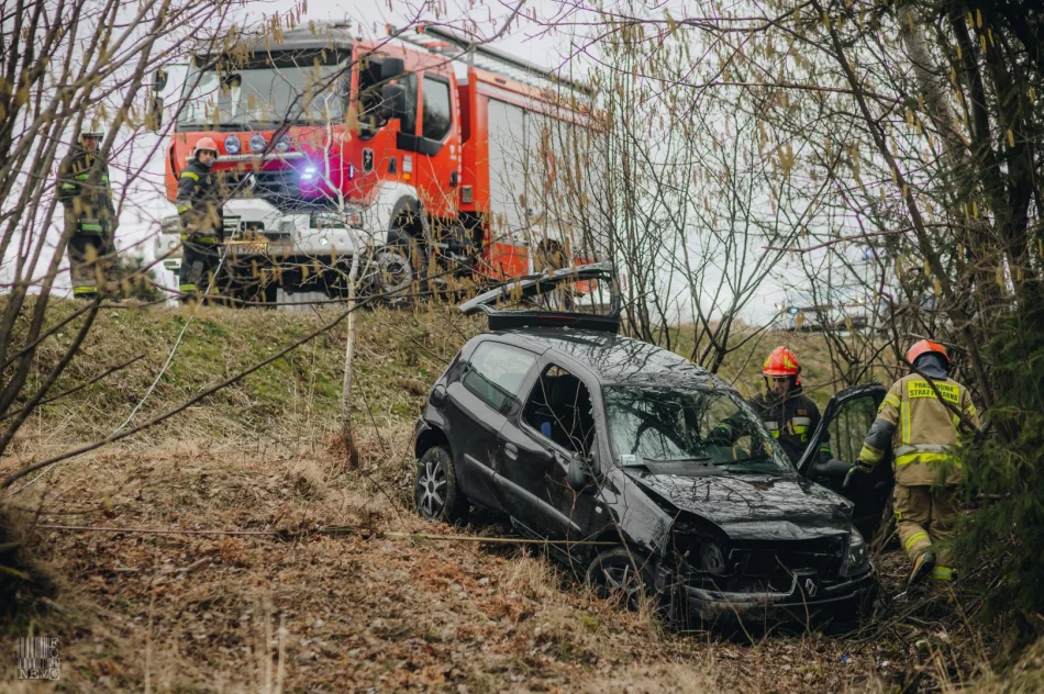 Samochód wypadł z jezdni i dachował w przydrożnym rowie - zdjęcie 8