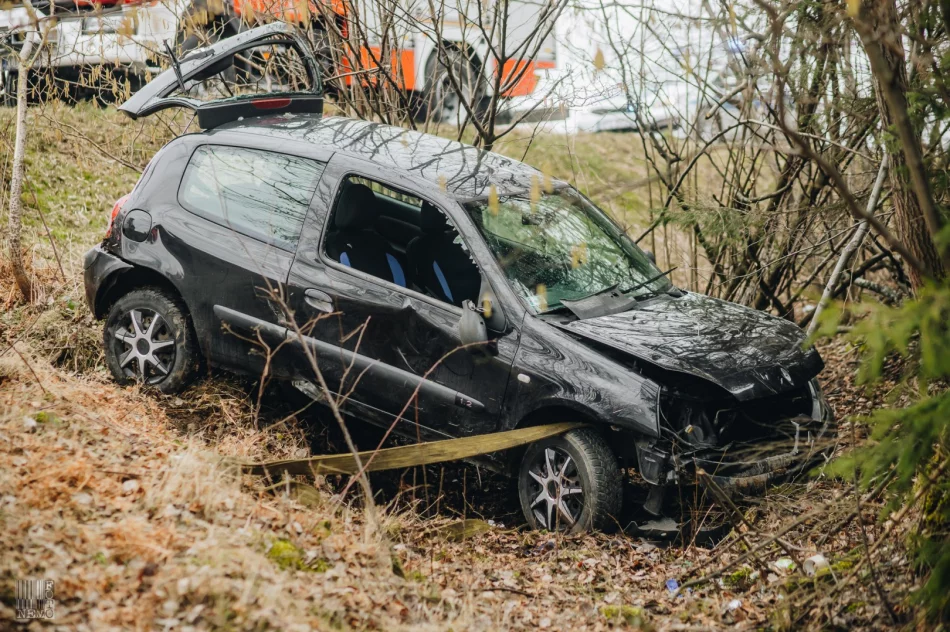 Samochód wypadł z jezdni i dachował w przydrożnym rowie - zdjęcie 9