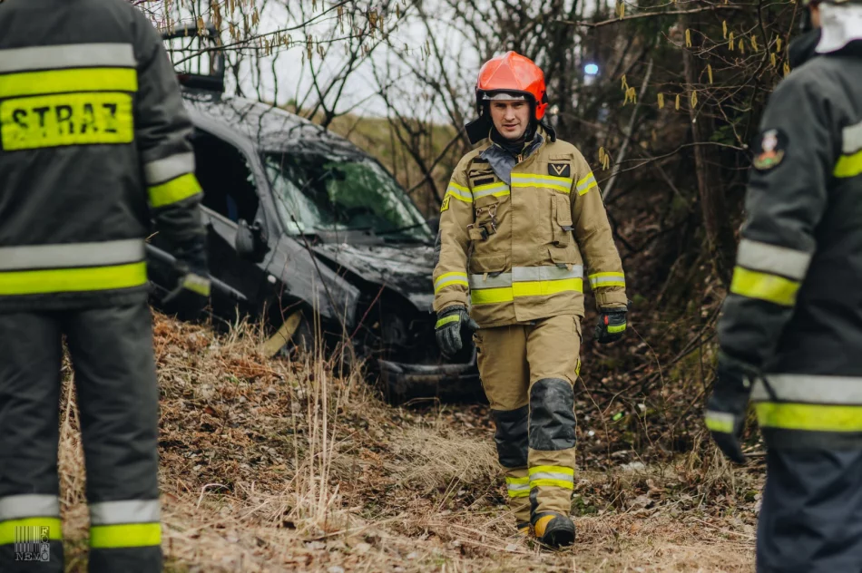 Samochód wypadł z jezdni i dachował w przydrożnym rowie - zdjęcie 10