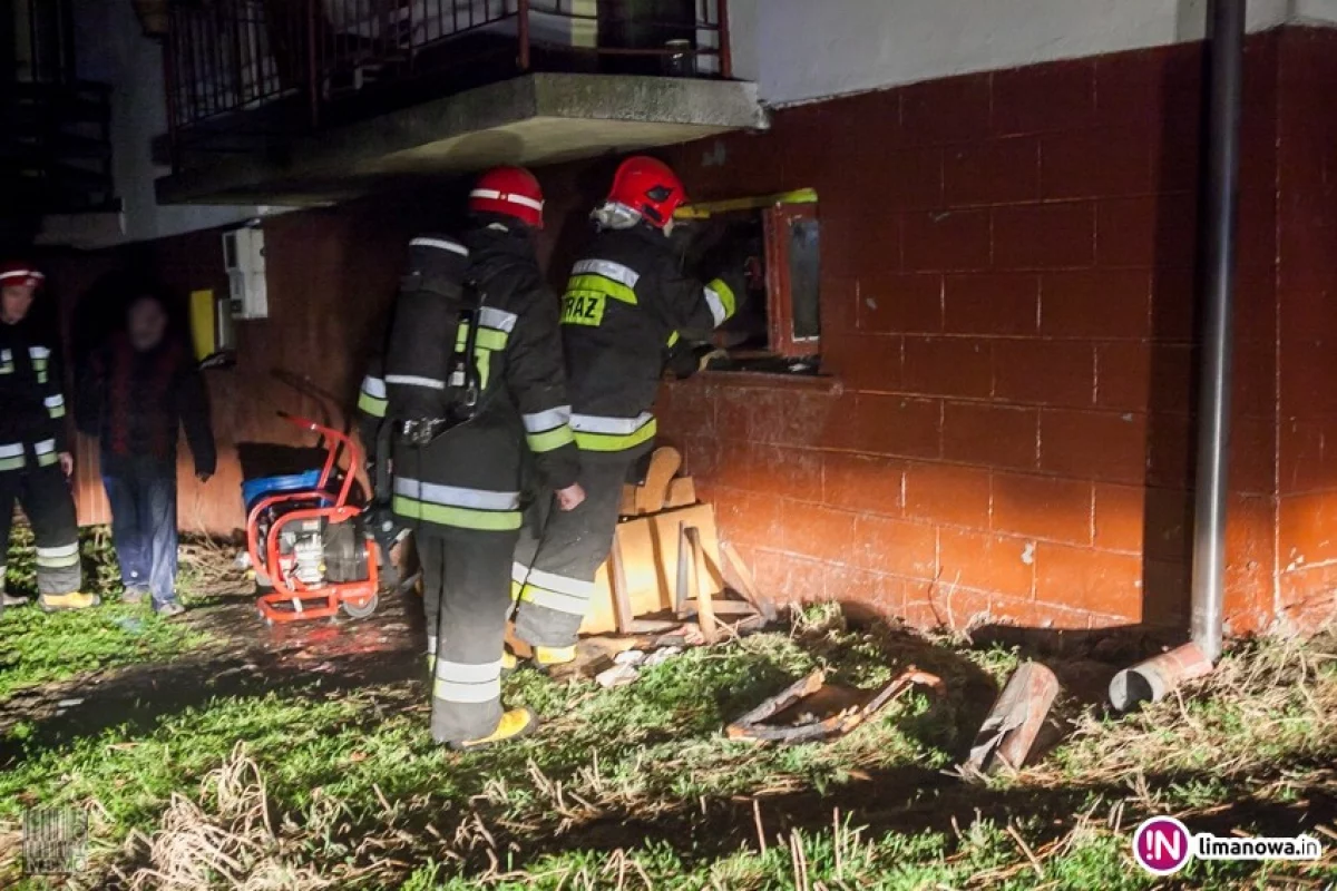 Pożar w budynku, jedna osoba w szpitalu. Ogień został zaprószony? (wideo)