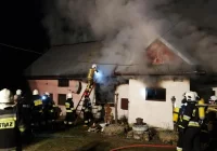 Spłonął budynek mieszkalno-gospodarczy. W akcji uczestniczyło 40 strażaków - zdjęcie główne