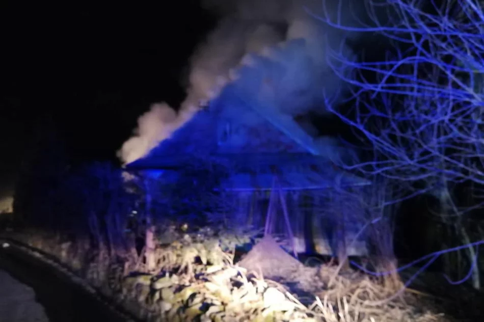 Spłonął budynek mieszkalno-gospodarczy. W akcji uczestniczyło 40 strażaków - zdjęcie 2