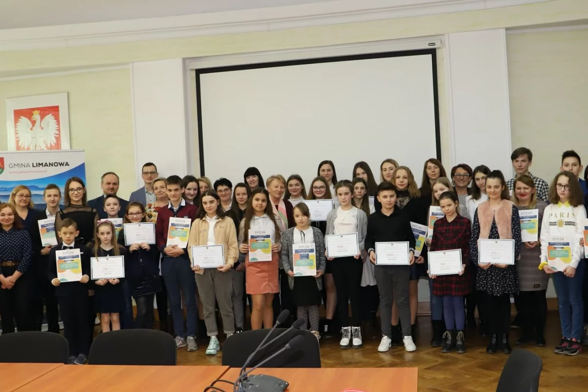 Nagrodzono zwycięskie szkoły w Konkursie zbiórki makulatury