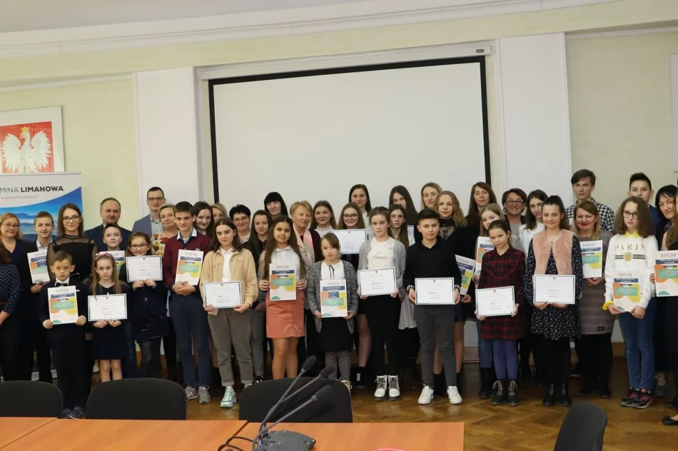 Nagrodzono zwycięskie szkoły w Konkursie zbiórki makulatury - zdjęcie 2