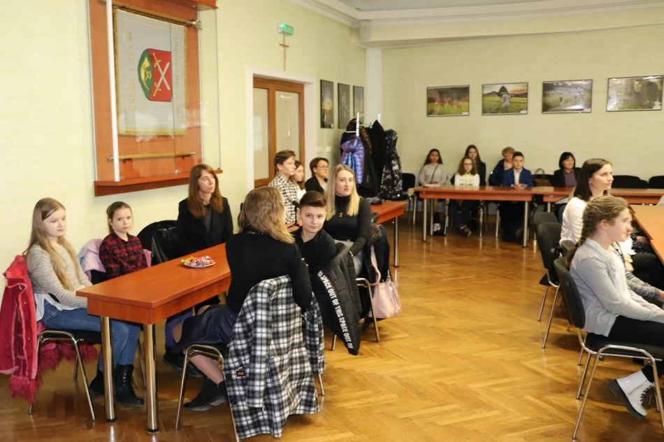 Nagrodzono zwycięskie szkoły w Konkursie zbiórki makulatury - zdjęcie 4