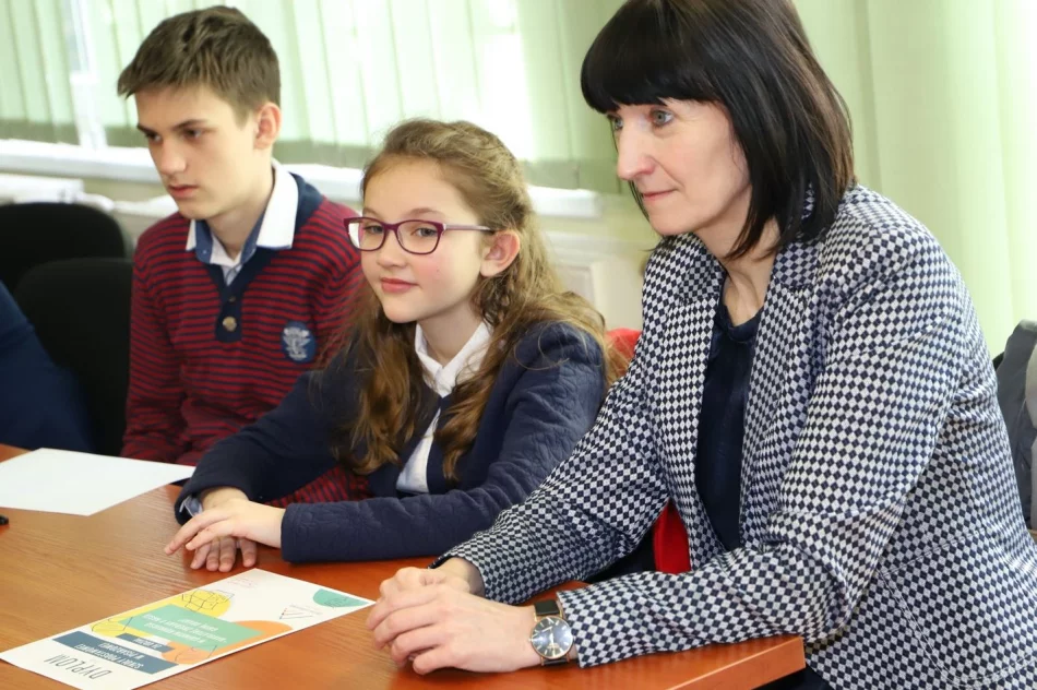 Nagrodzono zwycięskie szkoły w Konkursie zbiórki makulatury - zdjęcie 7