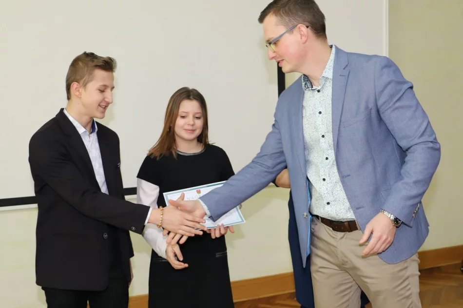 Nagrodzono zwycięskie szkoły w Konkursie zbiórki makulatury - zdjęcie 8