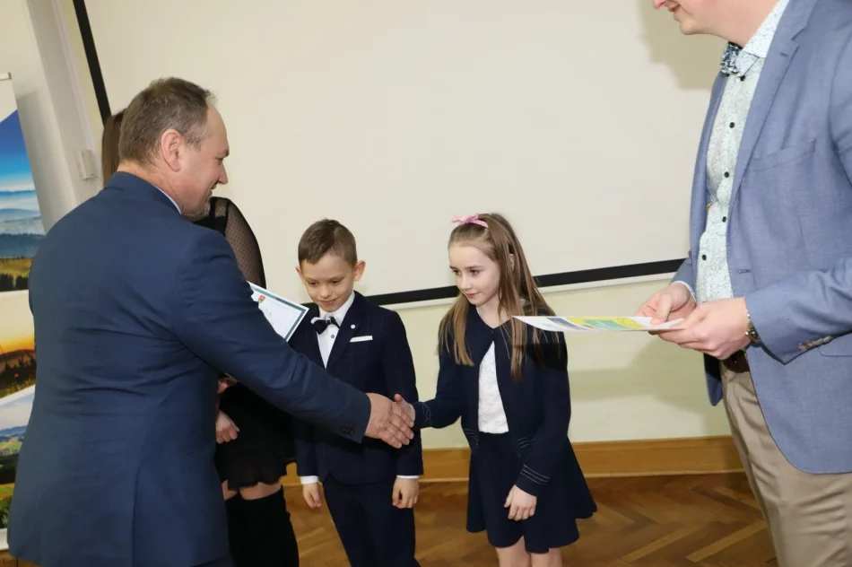 Nagrodzono zwycięskie szkoły w Konkursie zbiórki makulatury - zdjęcie 11