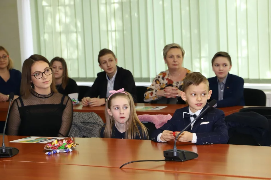 Nagrodzono zwycięskie szkoły w Konkursie zbiórki makulatury - zdjęcie 16