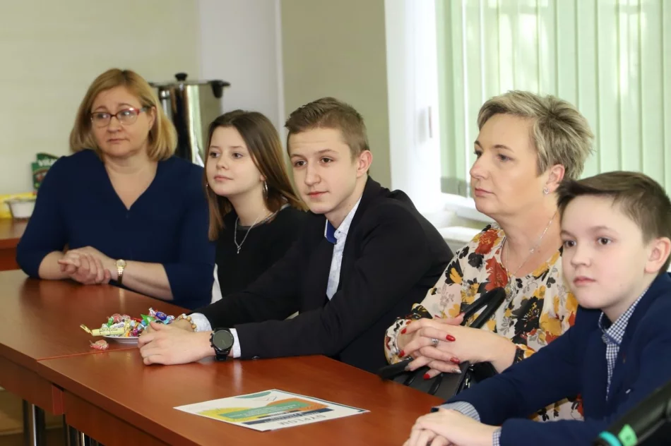 Nagrodzono zwycięskie szkoły w Konkursie zbiórki makulatury - zdjęcie 17