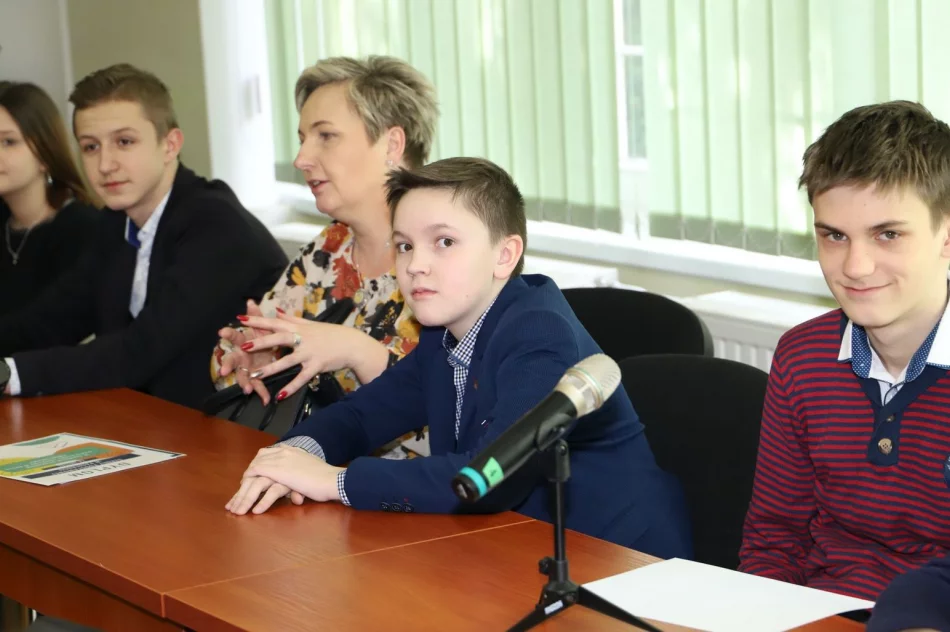 Nagrodzono zwycięskie szkoły w Konkursie zbiórki makulatury - zdjęcie 19