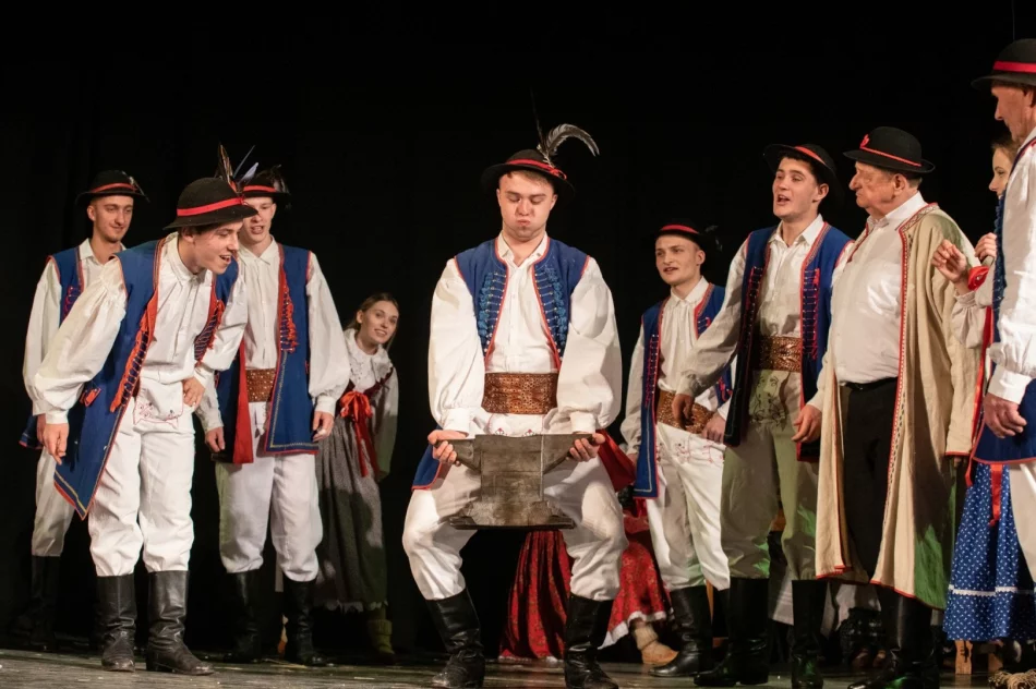 8.Posiady Teatralne na Orawie - II miejsce dla Zespołu "Spod Kicek" - zdjęcie 13