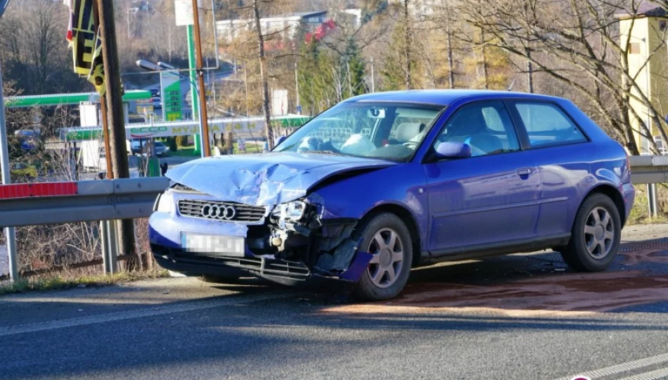 Zderzenie na krajówce. Kierowca audi najechał na tył poprzedzającego go pojazdu - zdjęcie 1