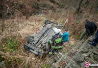 Daewoo dachowało w korycie rzeki (wideo) - zdjęcie główne