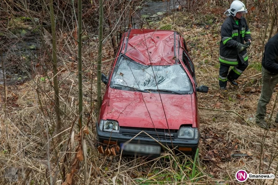 Daewoo dachowało w korycie rzeki (wideo) - zdjęcie 2