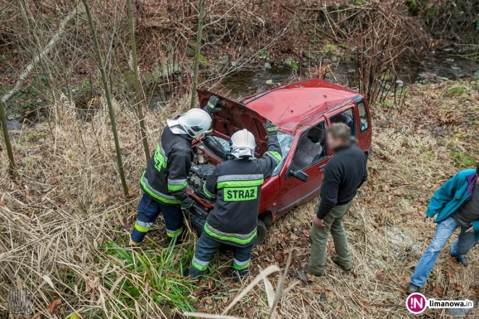 Daewoo dachowało w korycie rzeki (wideo) - zdjęcie 4