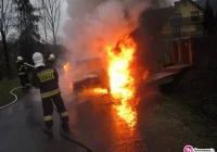 Doszczętnie spłonął samochód osobowy - zdjęcie główne
