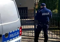 Limanowscy policjanci kontrolują mieszkańców objętych kwarantanną - zdjęcie główne