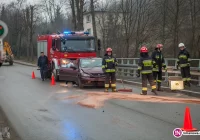 Samochód uderzył w bariery mostu - zdjęcie główne