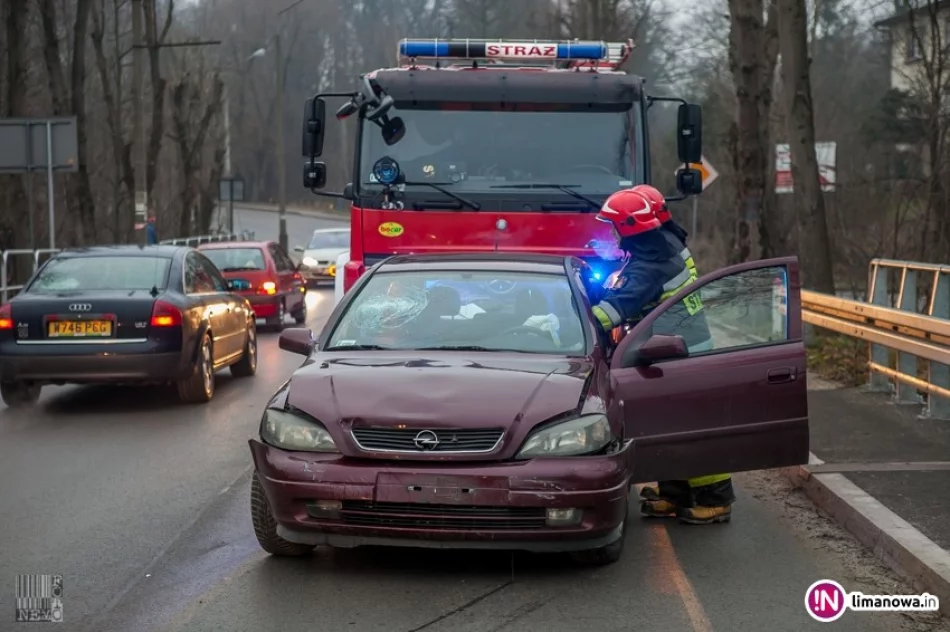 Samochód uderzył w bariery mostu - zdjęcie 3