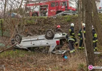 Dachowanie samochodu. Jedna osoba trafiła do szpitala (wideo) - zdjęcie główne