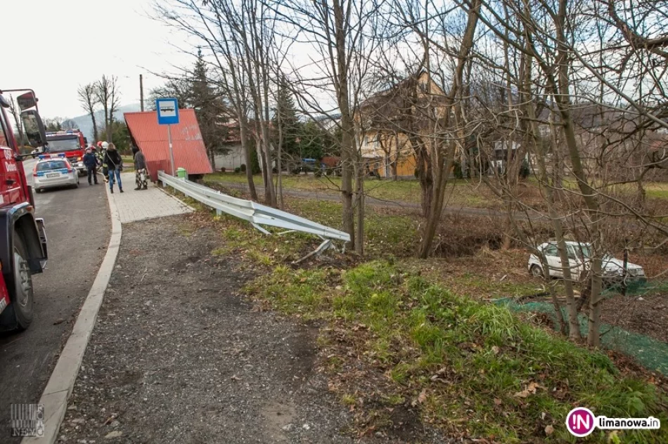 Dachowanie samochodu. Jedna osoba trafiła do szpitala (wideo) - zdjęcie 2