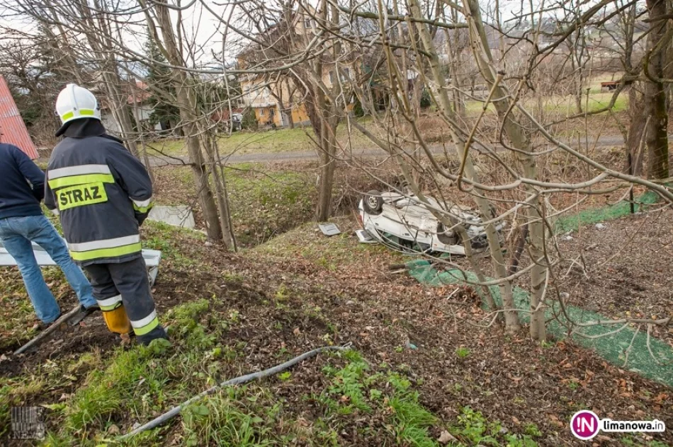 Dachowanie samochodu. Jedna osoba trafiła do szpitala (wideo) - zdjęcie 3