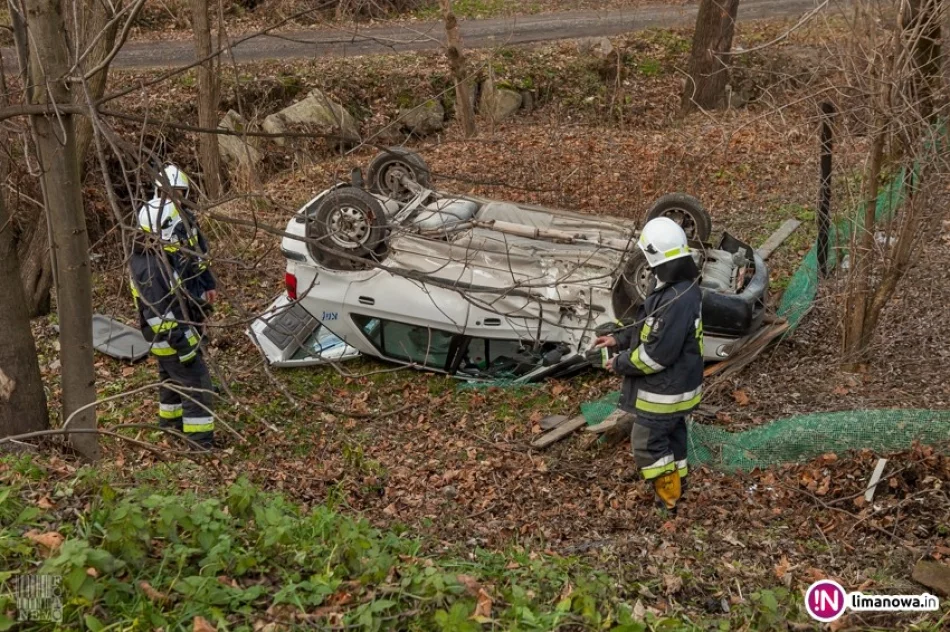 Dachowanie samochodu. Jedna osoba trafiła do szpitala (wideo) - zdjęcie 4