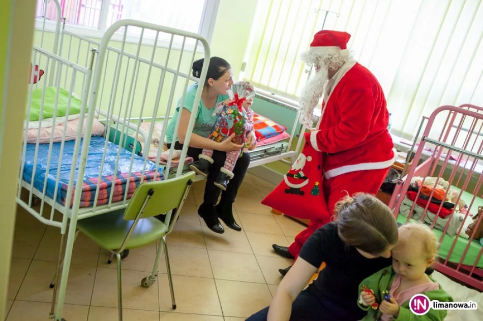 Mikołaj z wizytą u małych pacjentów - zdjęcie 2