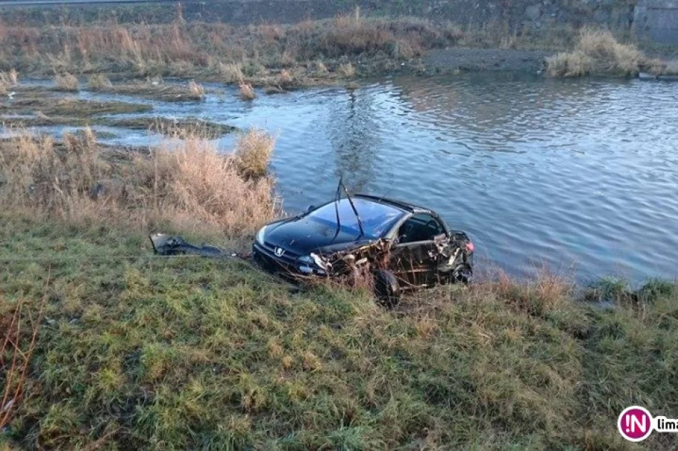 Samochód dachował i wpadł do rzeki - zdjęcie 2