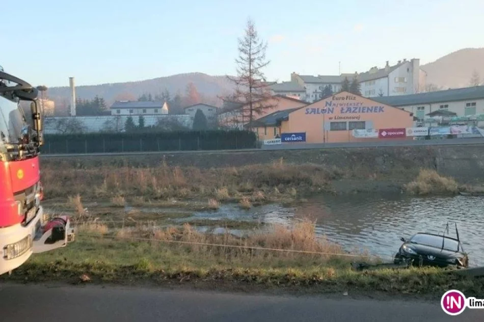 Samochód dachował i wpadł do rzeki - zdjęcie 3