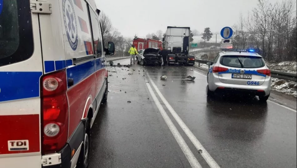 Zderzenie z udziałem trzech pojazdów na DK 28 - zdjęcie 1