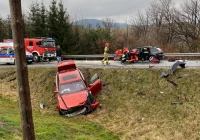 Czołowe zderzenie na łuku drogi - zdjęcie główne