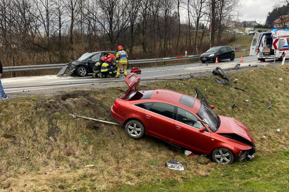 Czołowe zderzenie na łuku drogi - zdjęcie 2
