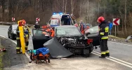 Czołowe zderzenie na łuku drogi - zdjęcie 3