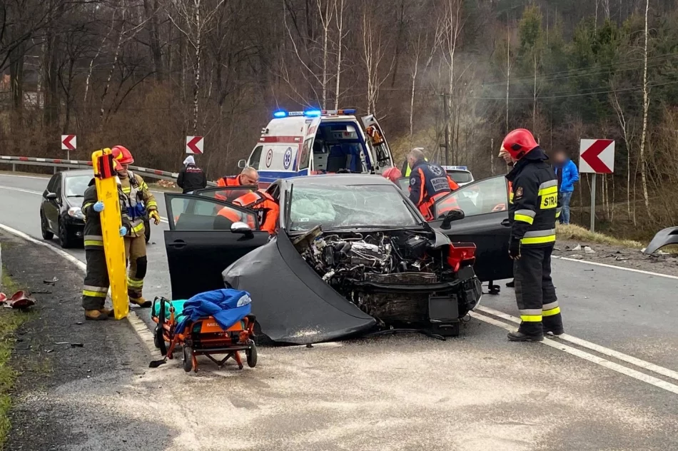 Czołowe zderzenie na łuku drogi - zdjęcie 3