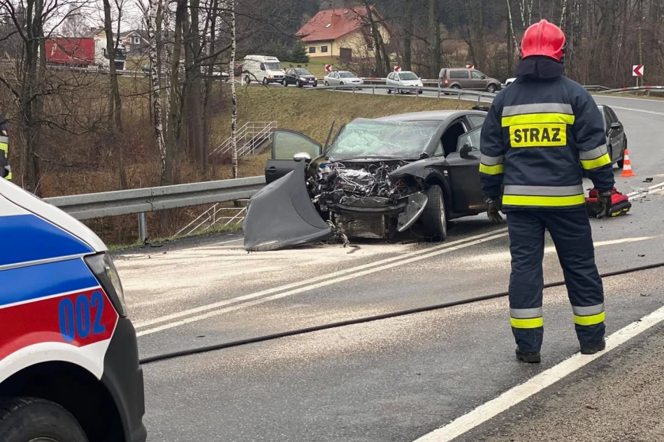 Czołowe zderzenie na łuku drogi - zdjęcie 4