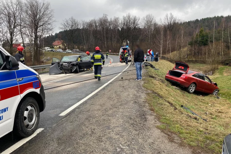 Czołowe zderzenie na łuku drogi - zdjęcie 5