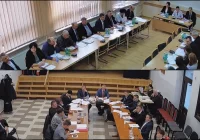 Radni w maskach i rękawiczkach, obrady przy zamkniętych drzwiach - samorządy wprowadzają środki ostrożności - zdjęcie główne