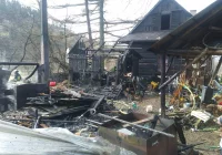 7 zastępów gasiło pożar zabudowań - zdjęcie główne